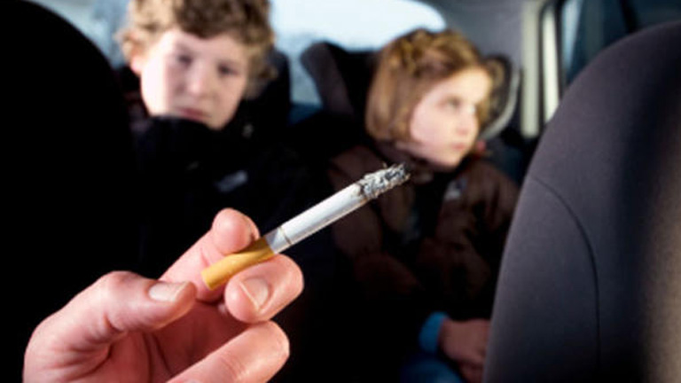 Tilos lesz a dohányzás a gyerek mellett az autóban