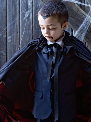 Halloween: imádni való Drakula-jelmez kicsiknek