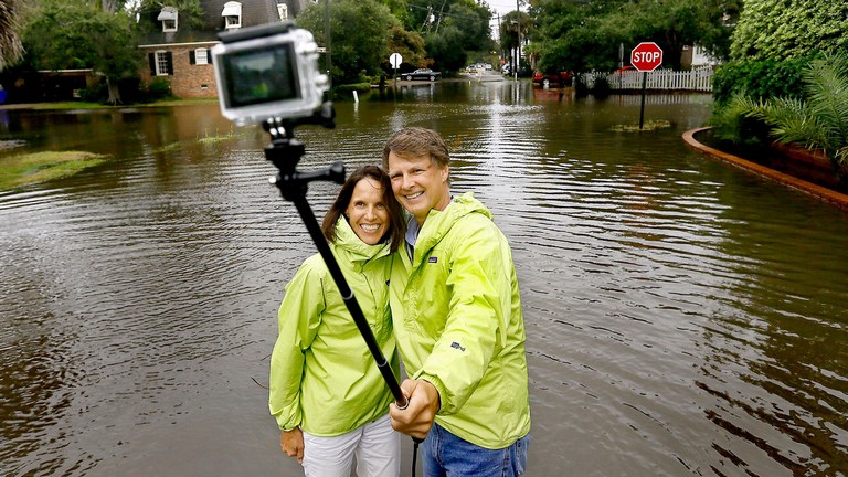 Tombol a selfie-őrület katasztrófa idején is