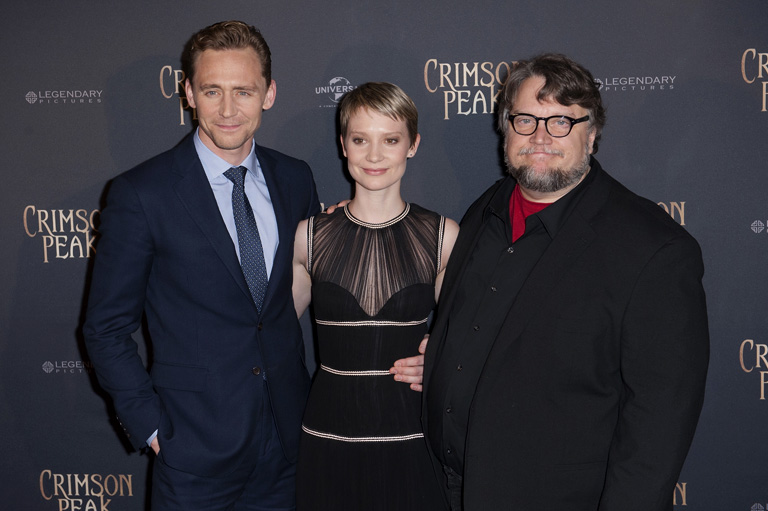 Tom Hiddleston, Mia Wasikowska és Guillermo del Toro a premieren