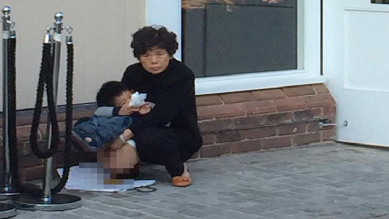 Egy üzlet előtt végezte el dolgát a kínai turista