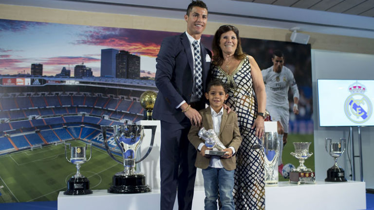 Christiano Ronaldo kisfiával ünnepelte rekordját - fotó