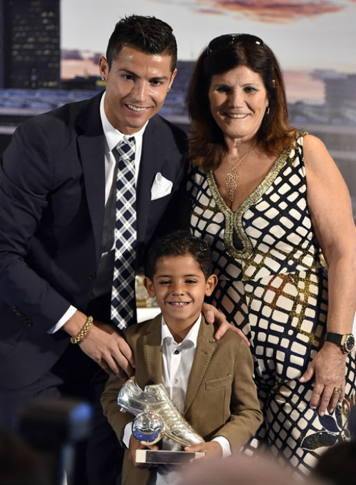 Christiano Ronaldo kisfiával ünnepelte rekordját - fotó