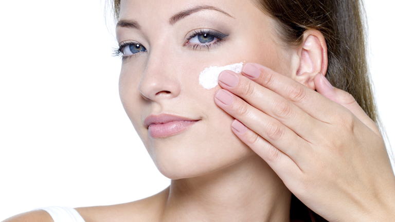 4 trükk, amivel hatékonyabbá teheted az arckrémedet!