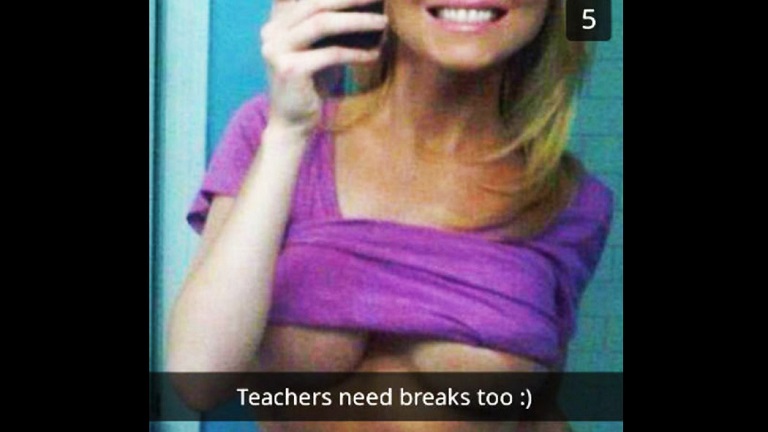 Kirúgták a tanárnőt, aki munka közben készített szexi snapchat fotókat magáról