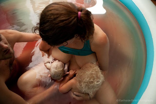 Gyönyörű képek egy otthonszülésről és az utána következő tandem szoptatásról