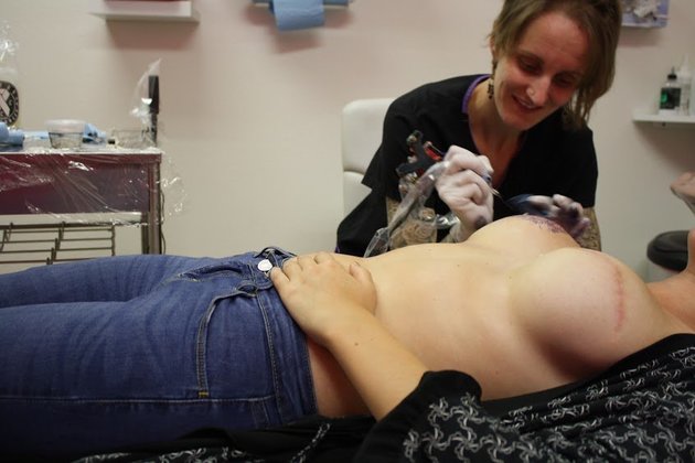 Így segített a tetoválás visszaszerezni a testemet mellrák után