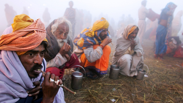 Hindu papok cseresznyefát használnak fogmosáshoz (Fotó: AFP)