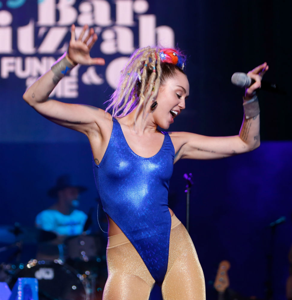 Így vonaglott kék tangában Miley Cyrus - fotó