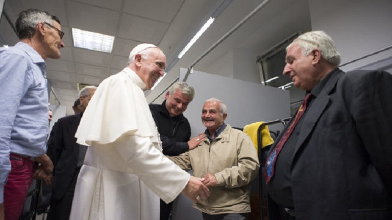 Meglepetés látogatást tett a hajléktalanoknál Ferenc pápa