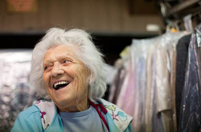 Napi 11 órát dolgozik a 100 éves asszony