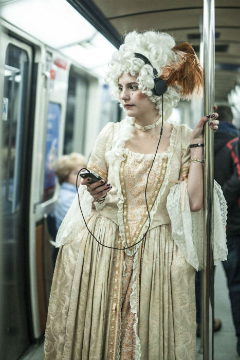 Így tankol és metrózik Marie Antoinette