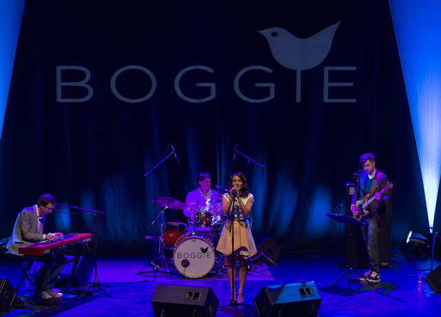 Boggie iszonyú szexi szerelésben koncertezik - fotó