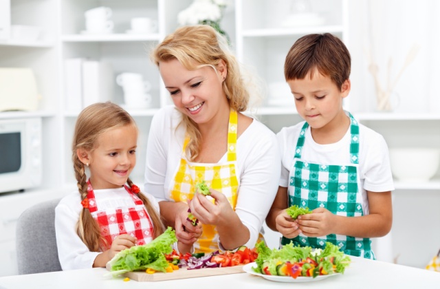 Főzzetek együtt a gyerekkel! – így vond be őt a konyhai munkába