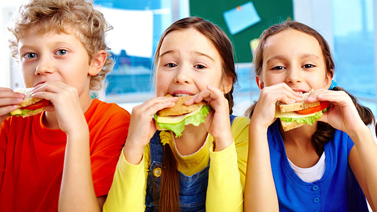 Laktózérzékeny a gyermekem – hogyan oldjuk meg az iskolai étkeztetést, és a táborokat?