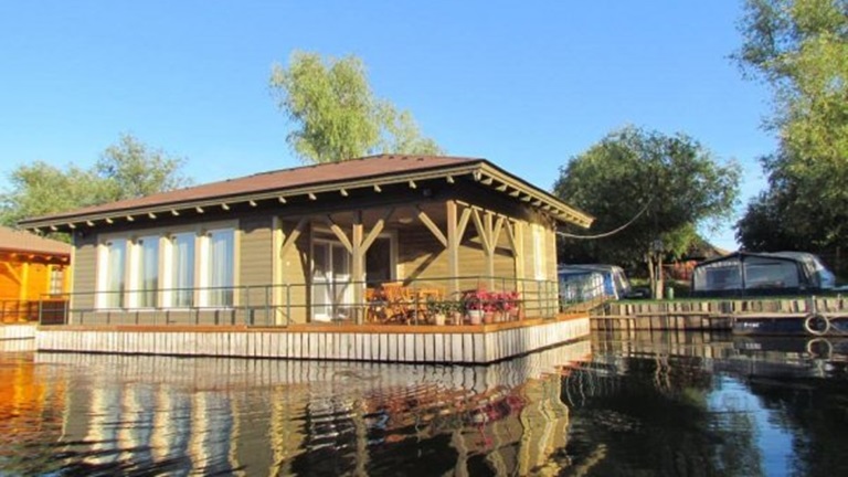 Vízen úszó apartman a Tisza-tónál
