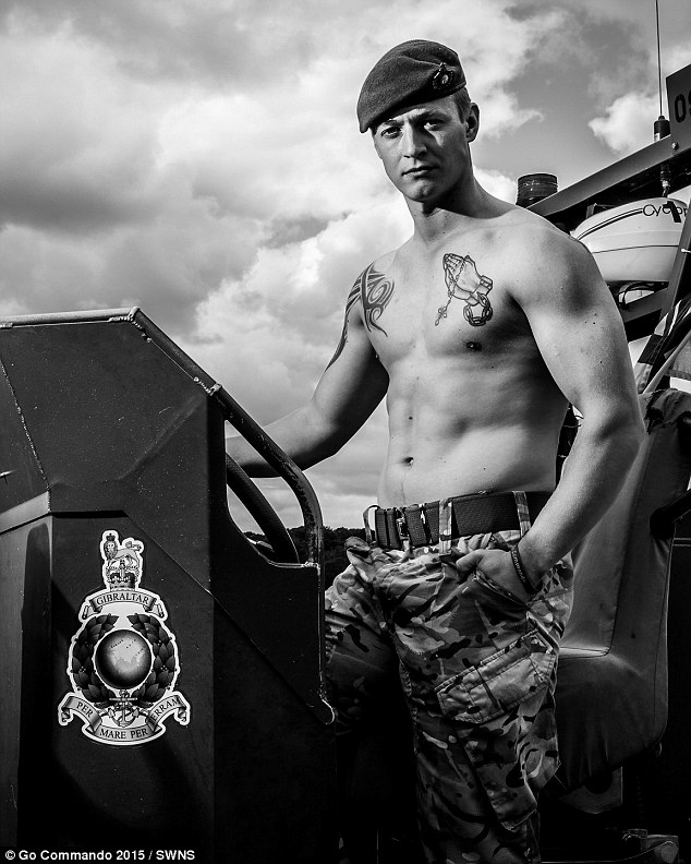 Félmeztelen tengerészek fotóitól őrül meg az internet népe