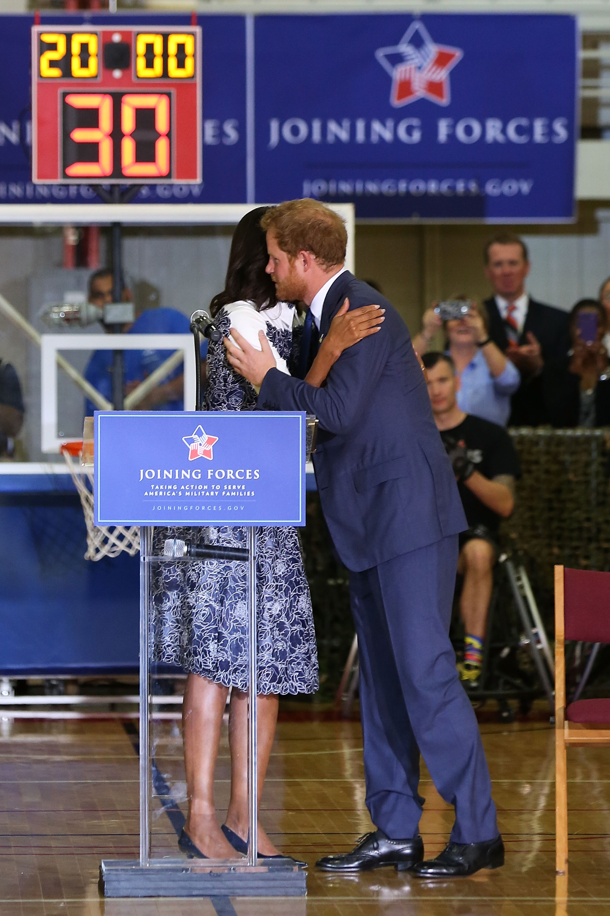 Harry herceg levette a lábáról az elnök feleségét