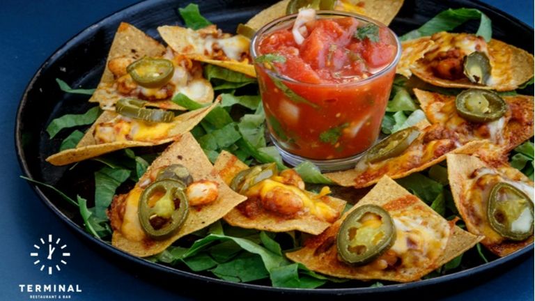 A Tetovált Séf receptje: Húsos nachos, jalapeno salsa, saláta