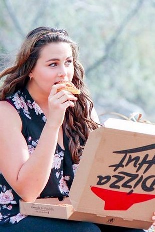 Pizzával készített romantikus fotósorozatot az egyetemista lány