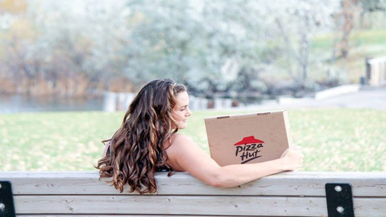 Pizzával készített romantikus fotósorozatot az egyetemista lány