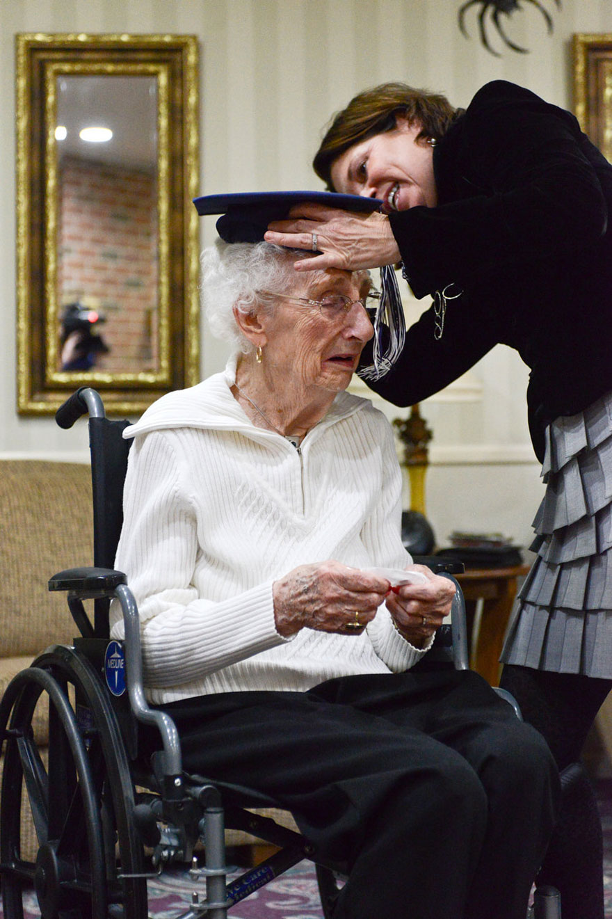 Könnyekig hatódott az idős hölgy, aki 97 évesen kapta meg érettségijét