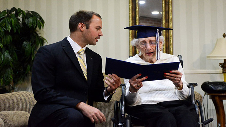 Könnyekig hatódott az idős hölgy, aki 97 évesen kapta meg érettségijét