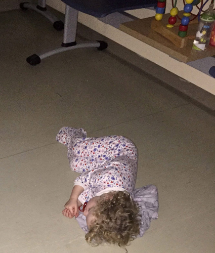 A földön kellett aludnia a kislánynak a kórházban