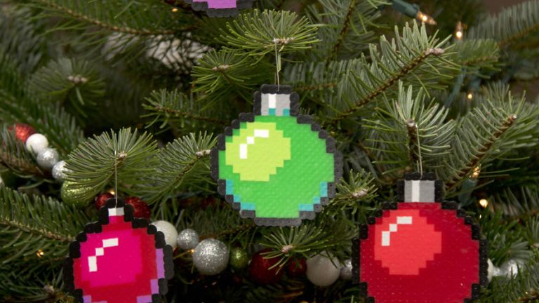 Pixeles karácsonyfadíszek, mintha csak egy retró videójátékban lennénk