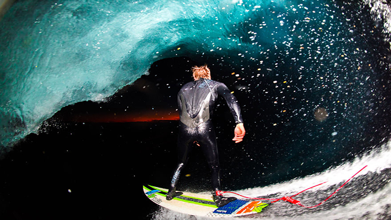 Ezt látnod kell: lenyűgöző szörfös fotók a hullámok belsejéből