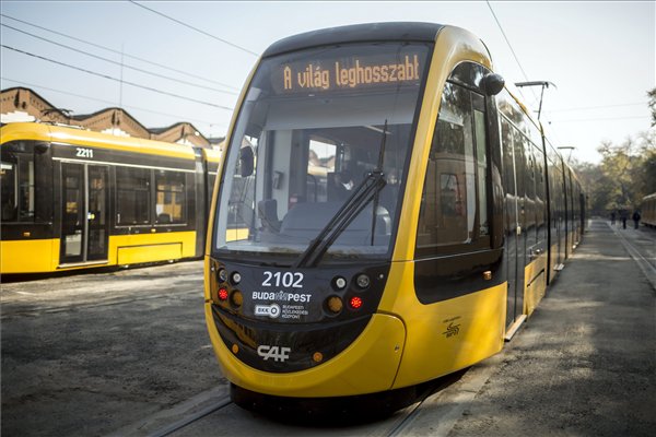 Jövő tavasztól közlekedhetnek az új 56 méteres villamosok Budapesten - képek
