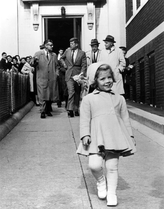 Caroline a babáját édesapjára az USA akkori elnökére bízta, ő pedig a fotósoknak pózolt (1963)