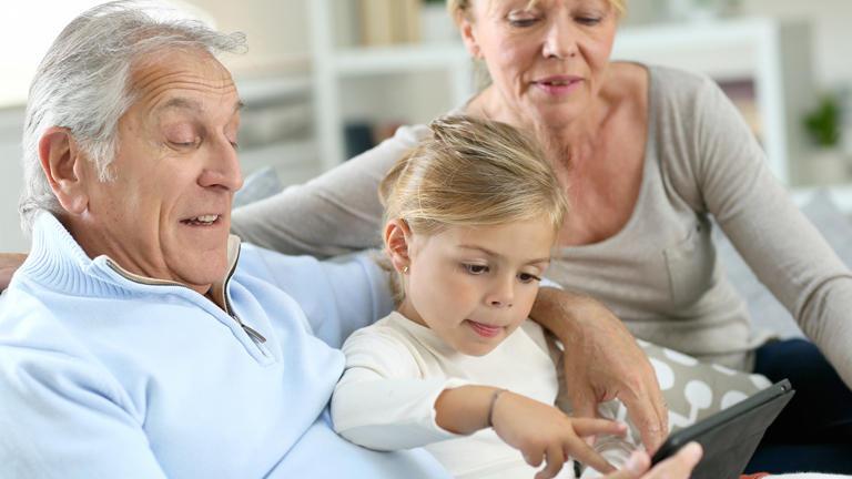 A családok életében hangsúlyos a nagyszülők szerepe; vigyázzunk hát rájuk!
