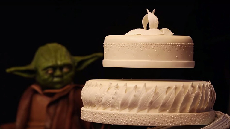 Esküvői tortát reptet a csoki-Yoda - fotó
