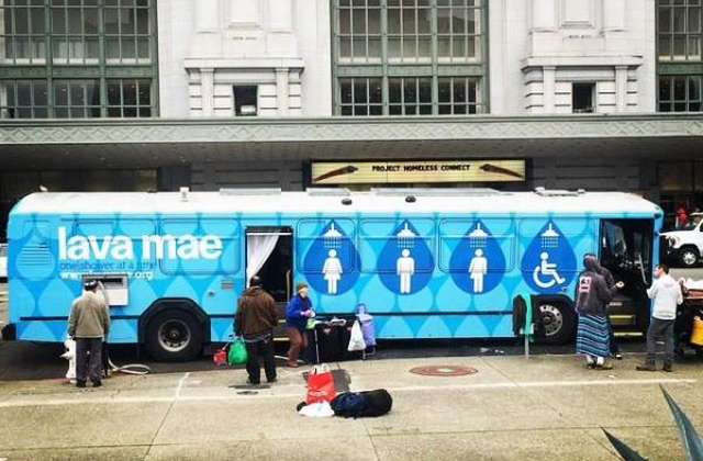 Használaton kívüli buszokat alakítottak zuhanyzóvá a hajléktalanok számára