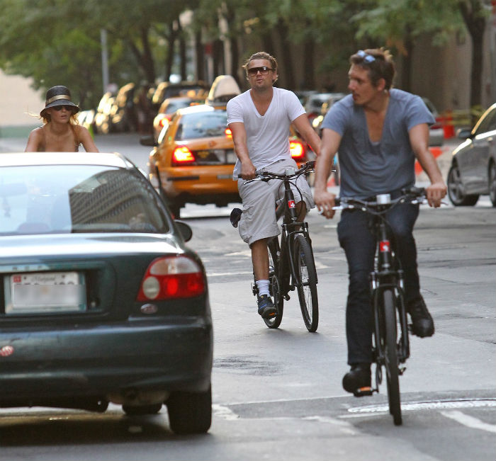 Leonardo DiCaprio miközben barátnőjével biciklizik, Lukas Haas elkíséri őket