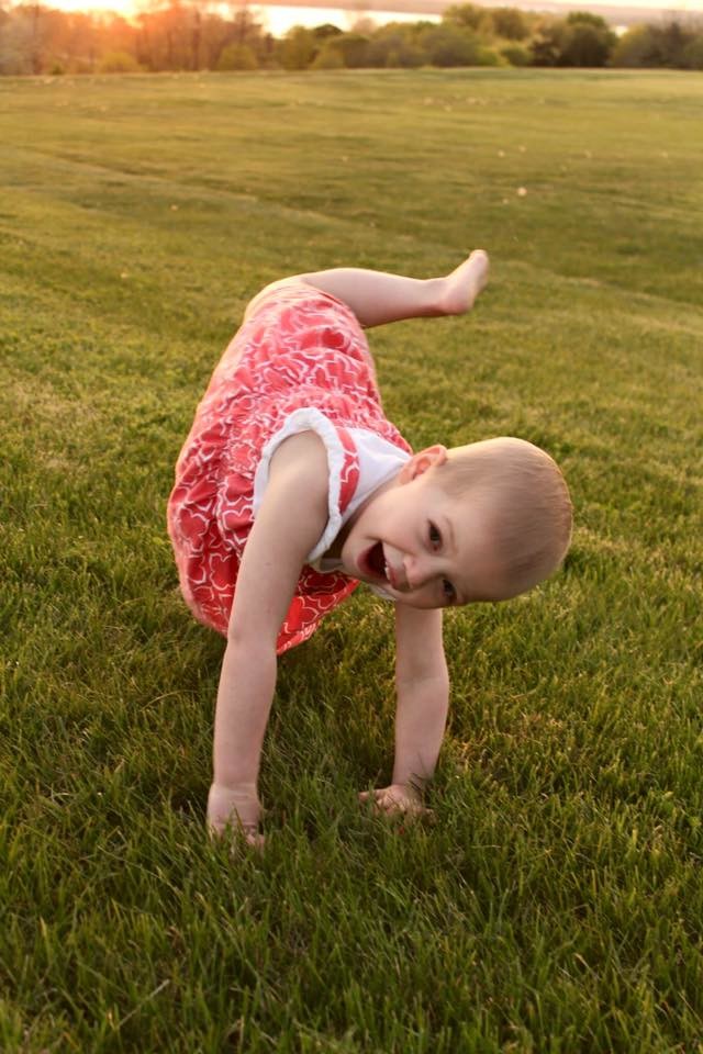 Imádnivaló hercegnős cérnaparókát kapott a rákos kislány