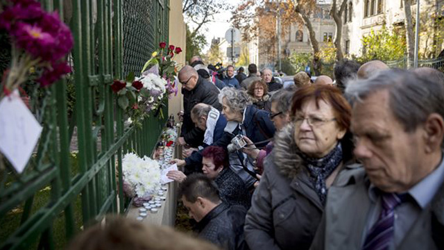 Megemlékezők a budapesti francia nagykövetség épülete előtt 