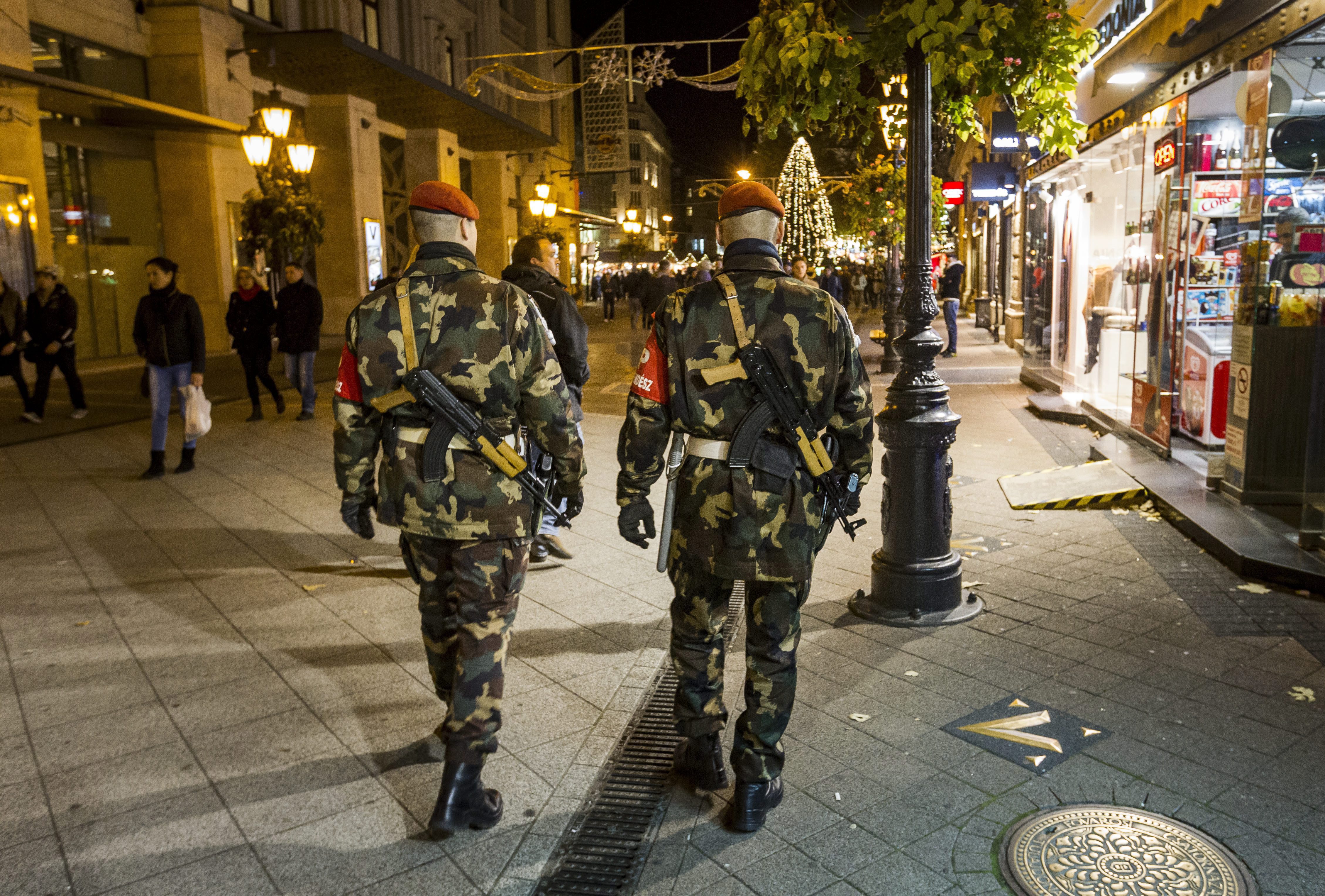A Magyar Honvédség fegyveres rendész járőrei a belvárosi Váci utcában.