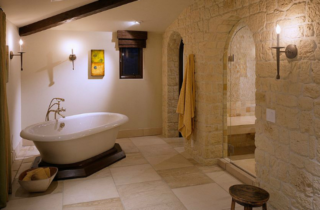 10 gyönyörű kőfallal borított fürdőszoba – fotók 