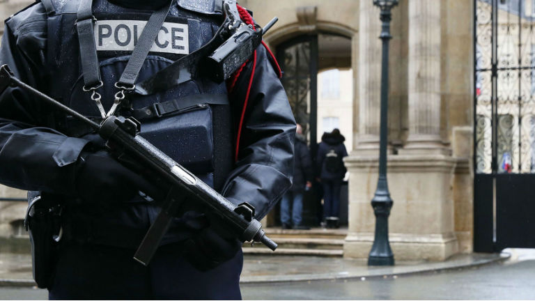 Párizsi merényletek: Felrobbantotta magát egy nő a saint-denis-ben