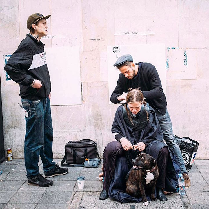 Megható: ingyen hajvágással segít a hajléktalanoknak a férfi