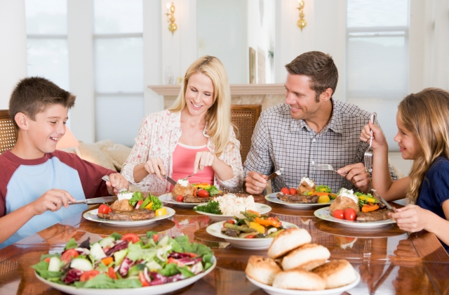 Példamutatás az ebédlőasztalnál - így neveld egészségre a gyereked