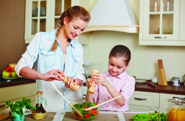 Példamutatás az ebédlőasztalnál - így neveld egészségre a gyereked