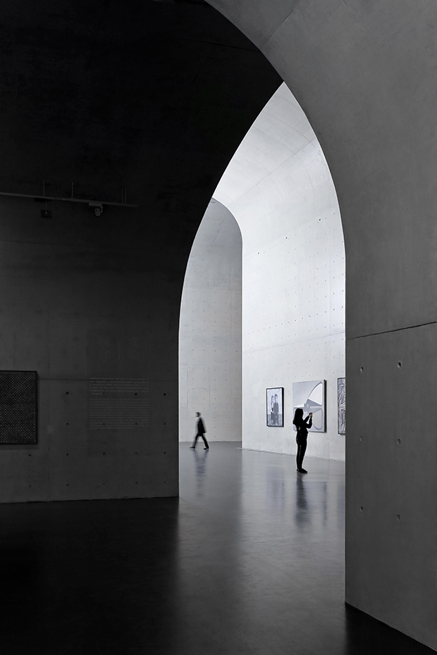 Zsúfolt paneltömb és letisztult múzeum: ezek az év építészeti fotói