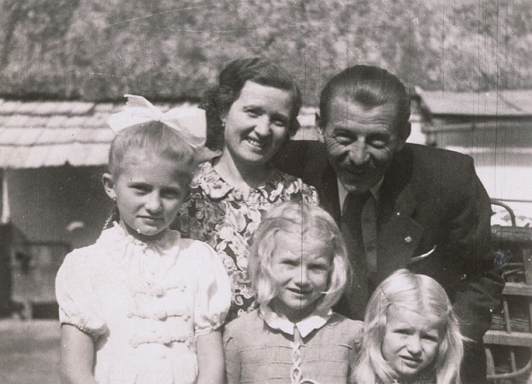 Szüleivel és testvéreivel - egy archív fotó Törőcsik Mari színésznő fiókjából