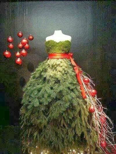 A legdivatosabb karácsonyfák idén női ruhába bújnak