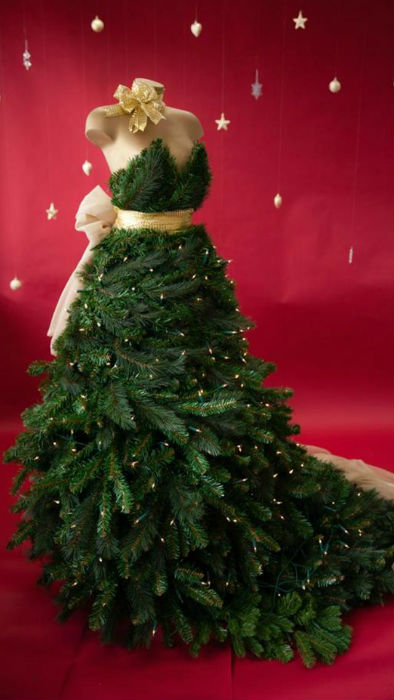 A legdivatosabb karácsonyfák idén női ruhába bújnak