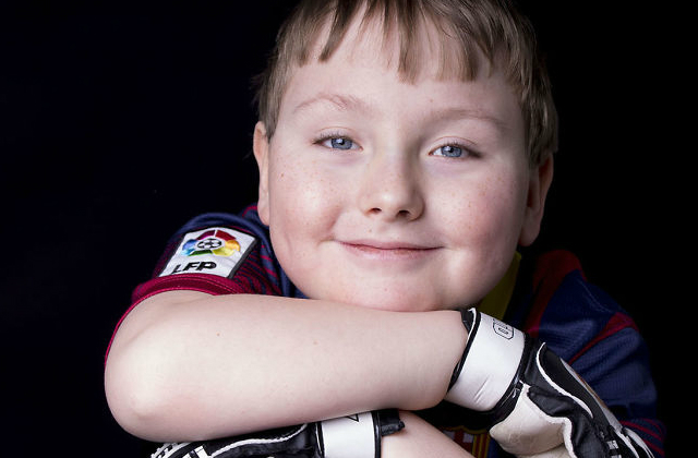 Tomos álma, hogy a Manchester United focistája legyen. Vele született fejlődési rendellenességgel, nyitott gerinccel született.
