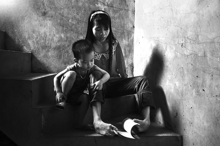 Élet a háború után: szívfacsaró fotósorozat a karok nélküli vietnámi nőről